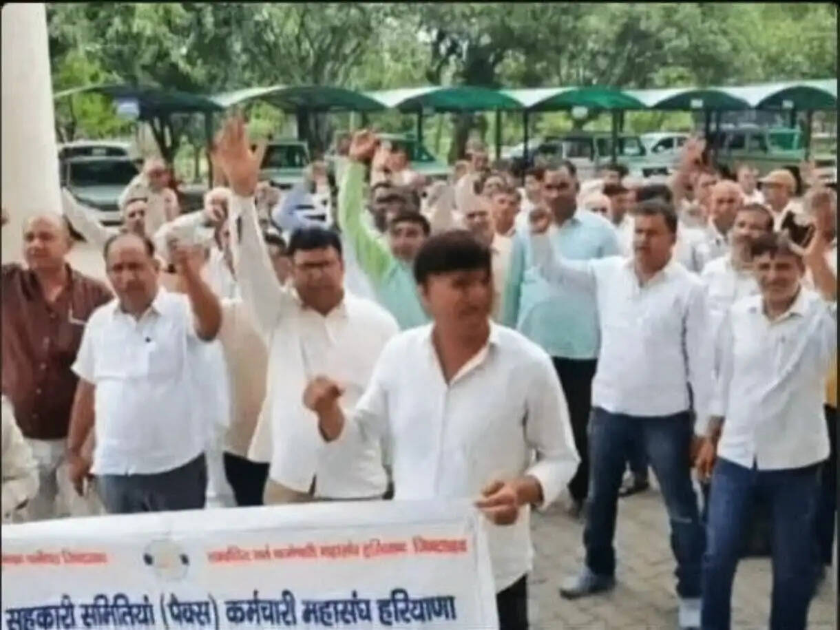 पानीपत: लंबित मांगों को लेकर सड़क पर उतरे कॉपरेटिव बैंक कर्मचारी
