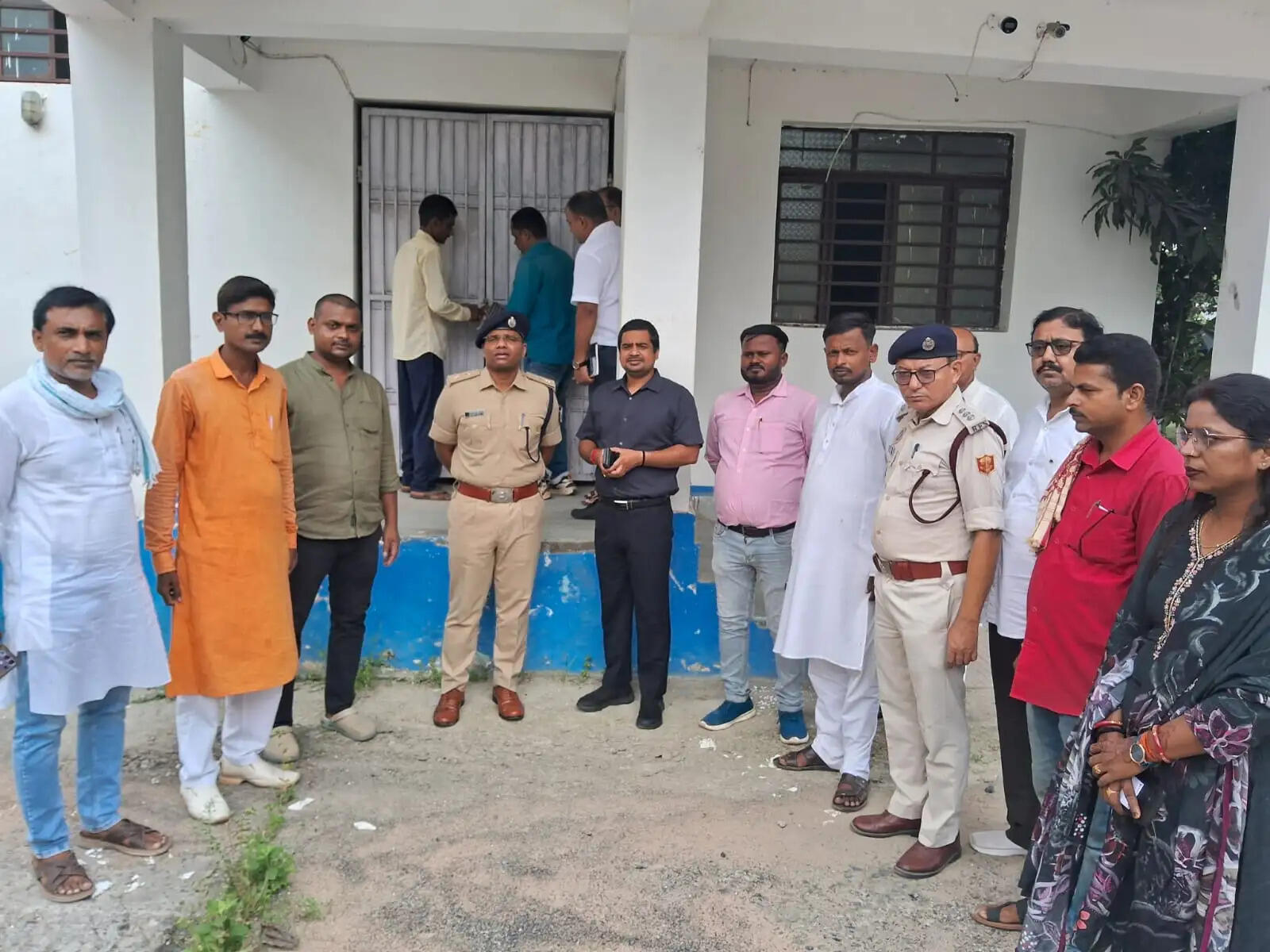 डीएम-एसपी ने किया ईवीएम और वीवीपैट वेयर हाउस का आंतरिक निरीक्षण