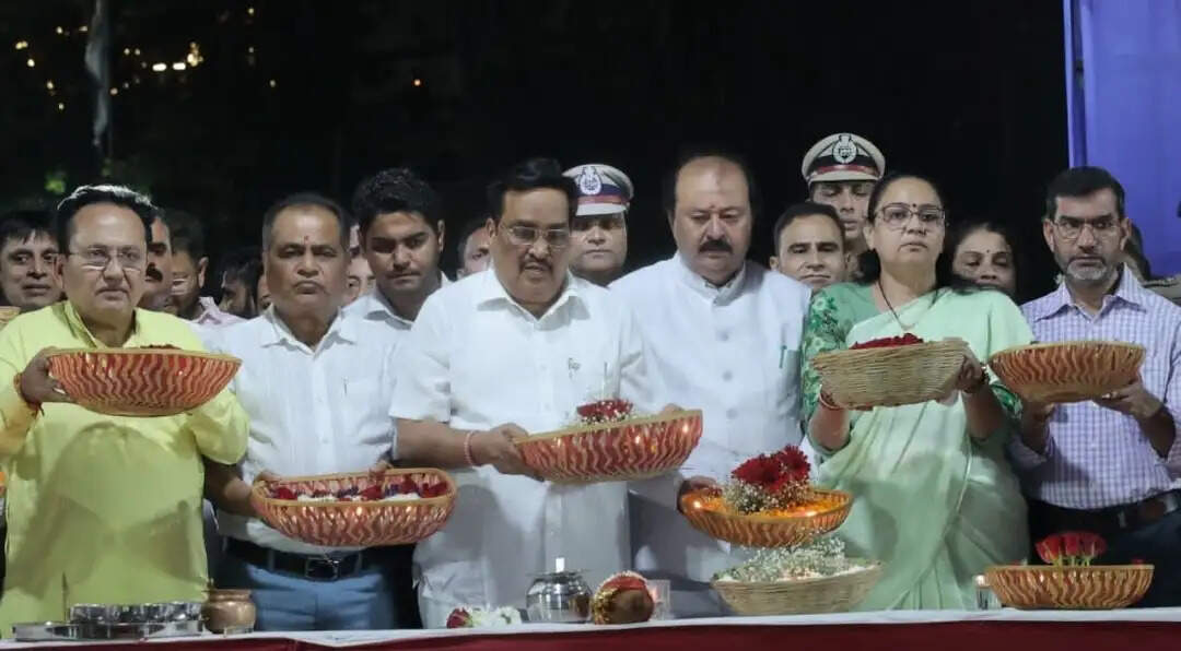 सूरत में तापी तट पर सामूहिक महाआरती, पीएम मोदी के दीर्घायु की कामना