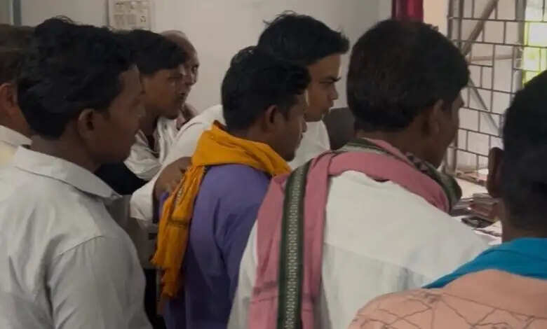 पोरडा–चिमटापानी कोल परियोजना को रोकने की मांग को लेकर एसडीएम घरघोड़ा को सौंपा विस्तृत ज्ञापन