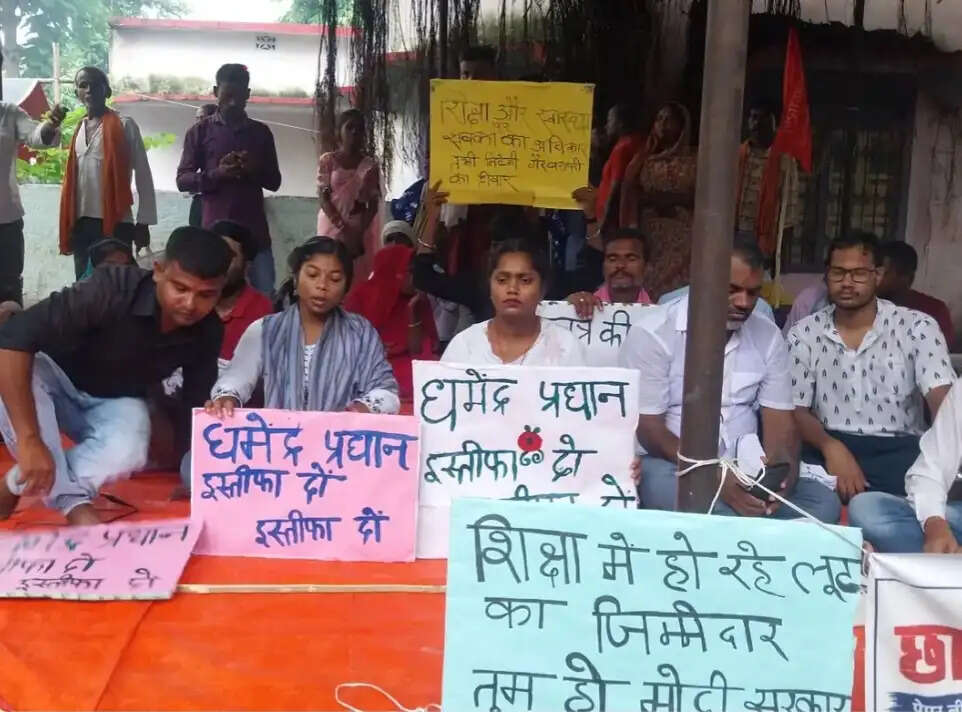नीट परीक्षा पेपर लीक मामले को लेकर भूख-हड़ताल के साथ धरना-प्रदर्शन