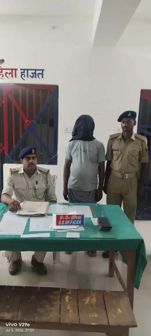 दस साल से फरार आरोपित मेहरौना बॉर्डर से गिरफ्तार