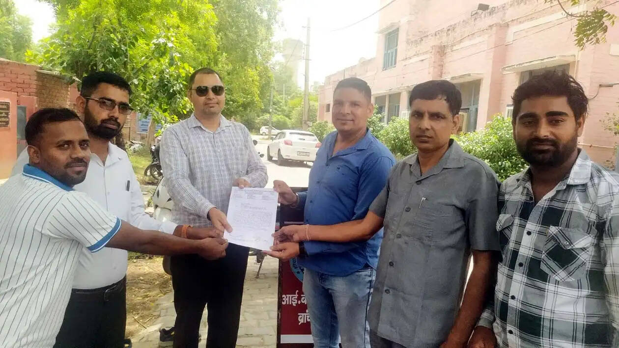 हिसार में पीडब्ल्यूडी मैकेनिकल कर्मचारियों ने प्रदर्शन कर सौंपा ज्ञापन