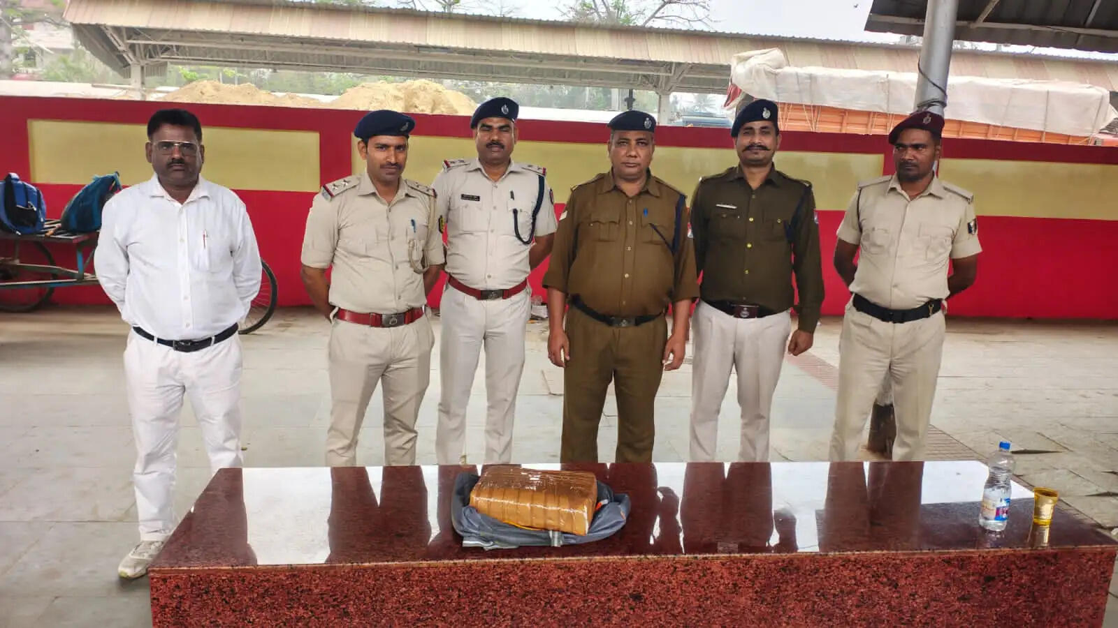 ललित ग्राम जंक्शन से दिल्ली जा रही वैशाली एक्सप्रेस से 4 किलो 165 ग्राम गांजा बरामद