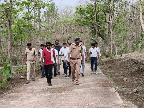 बैतूल:&nbsp;मुख्यमंत्री को ज्ञापन देने जा रहे कांग्रेस नेताओं को पुलिस ने हिरासत में लिया