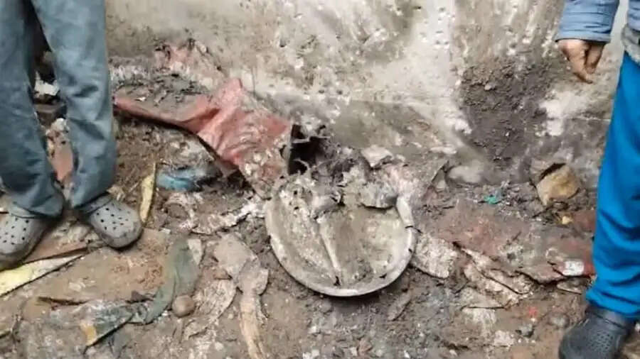 विस्फोट में एक बच्चा समेत दो की मौत, एक घायल