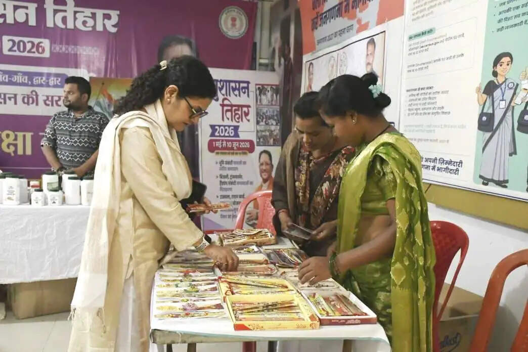 कलेक्टर ने समूह की दीदियों से क्रय की राखियां, बढ़ाया महिलाओं का उत्साह