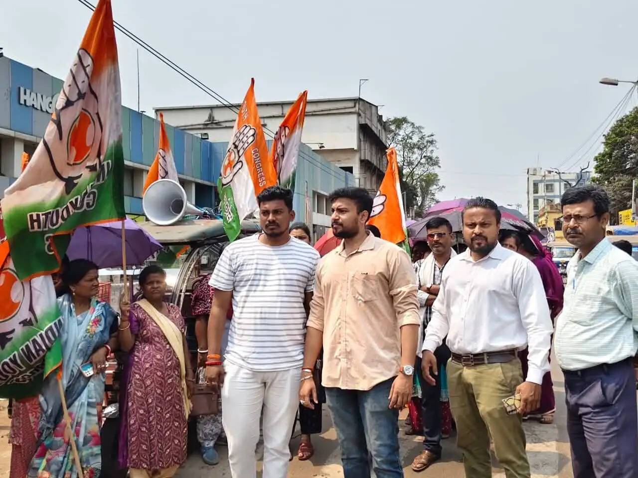 खड़गपुर में गैस आपूर्ति को लेकर कांग्रेस का प्रदर्शन