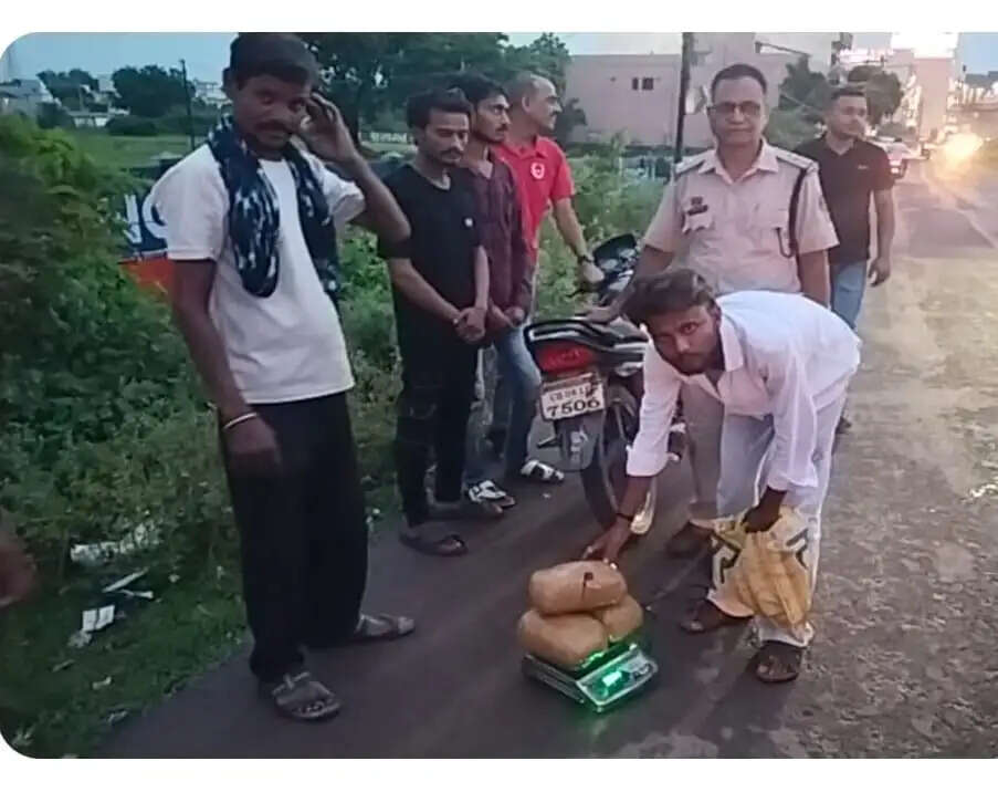 जोरा ओवरब्रिज पर गांजे की डील से पहले पुलिस की दबिश, 2.961 किलो गांजा के साथ दो आरोपित गिरफ्तार