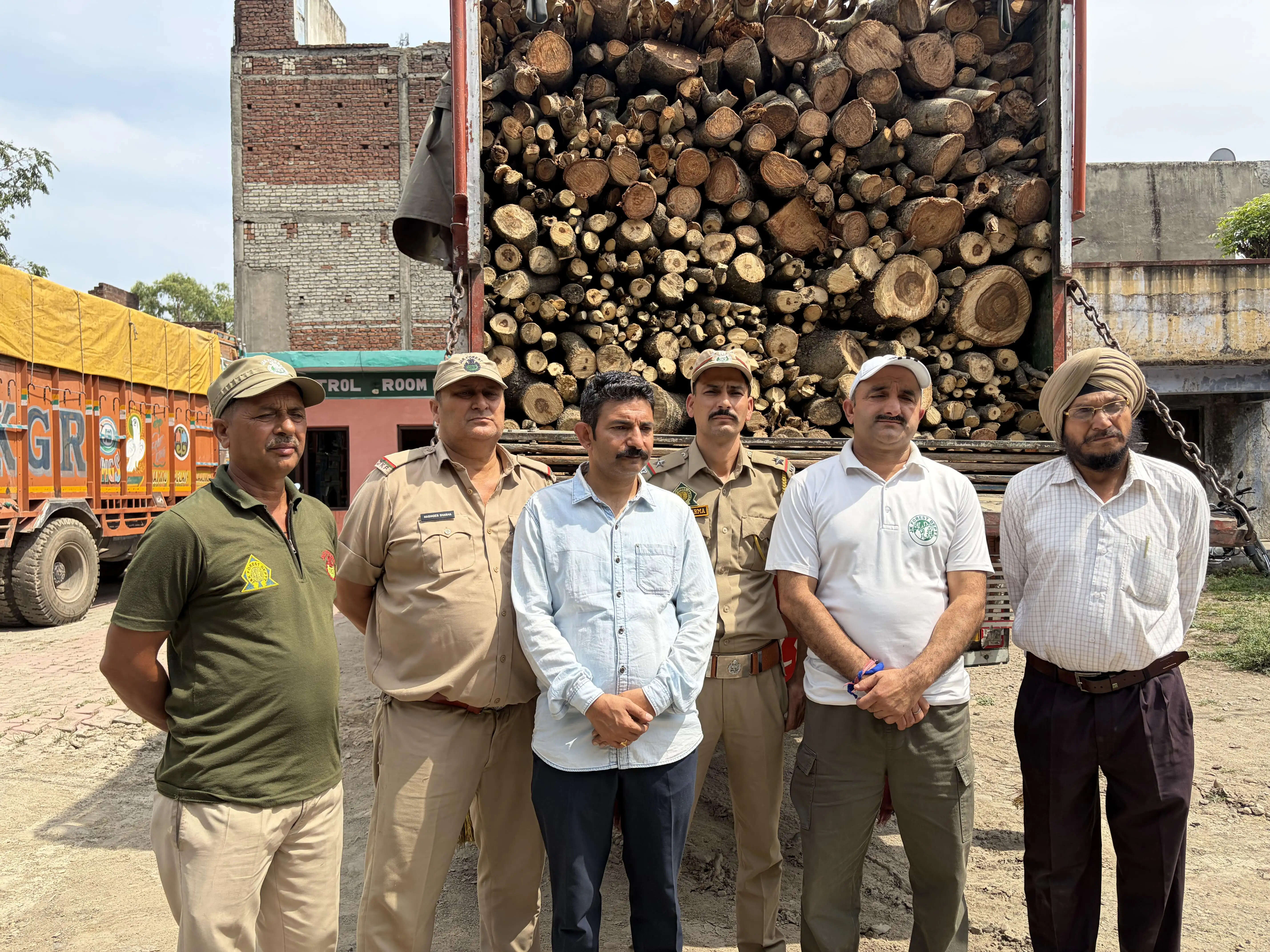 कठुआ में अवैध लकड़ी से भरा ट्रक जब्त, बीते पांच दिनों में 11 ट्रक जब्त