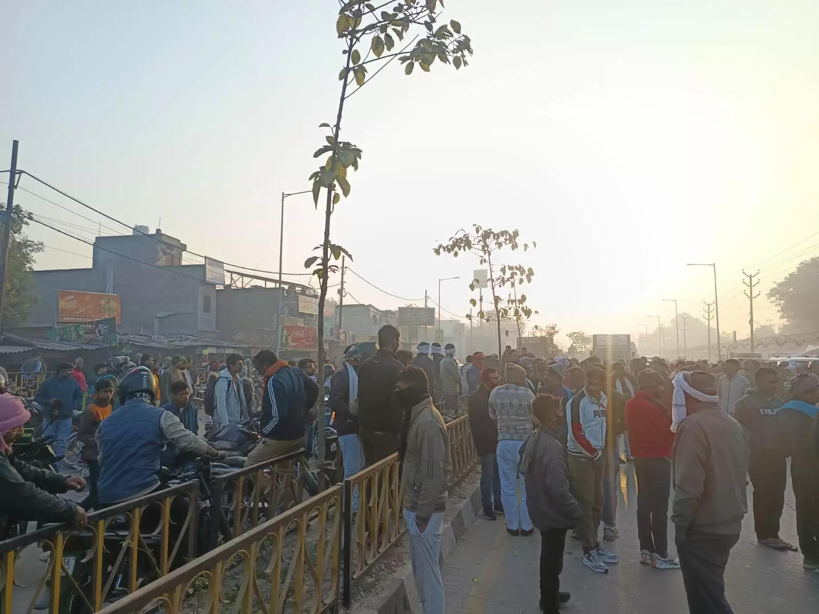 शिवपुर तरना ओवरब्रिज पर सड़क हादसा: पूर्व प्रधान के बेटे की मौत, आक्रोशित लोगों ने लगाया चक्काजाम