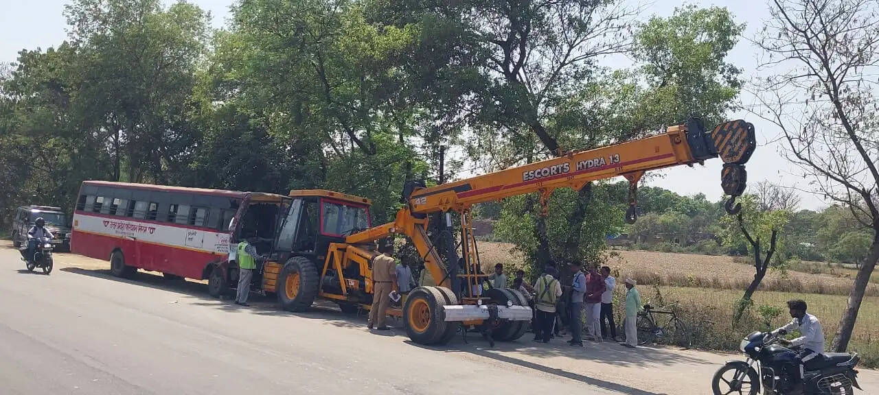 सीतापुर में ट्रक में घुसी रोडवेज बस, 10 यात्री घायल
