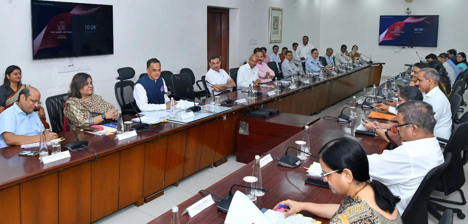 योजनाओं को धरातल पर उतारें, लंबित प्रकरणों का समयबद्ध निस्तारण सुनिश्चित करें: मुख्य सचिव