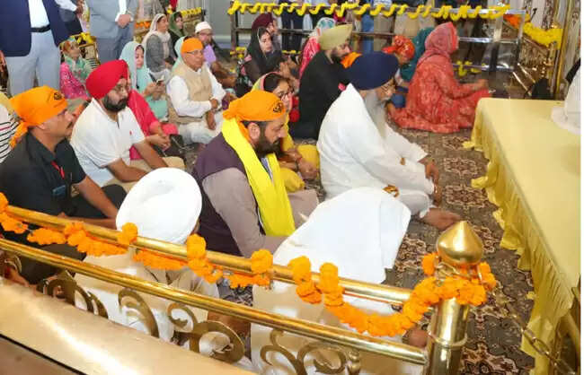 मुख्यमंत्री नायब सिंह सैनी ने गुरु पर्व पर गुरुद्वारा बंगला साहिब में नवाया शीश और की अरदास