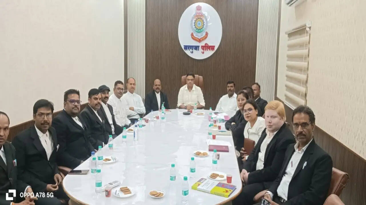 सरगुजा में लंबित मामलों की समीक्षा, डीआईजी और अभियोजन अधिकारियों ने दोषसिद्धि दर बढ़ाने पर की साझा बैठक