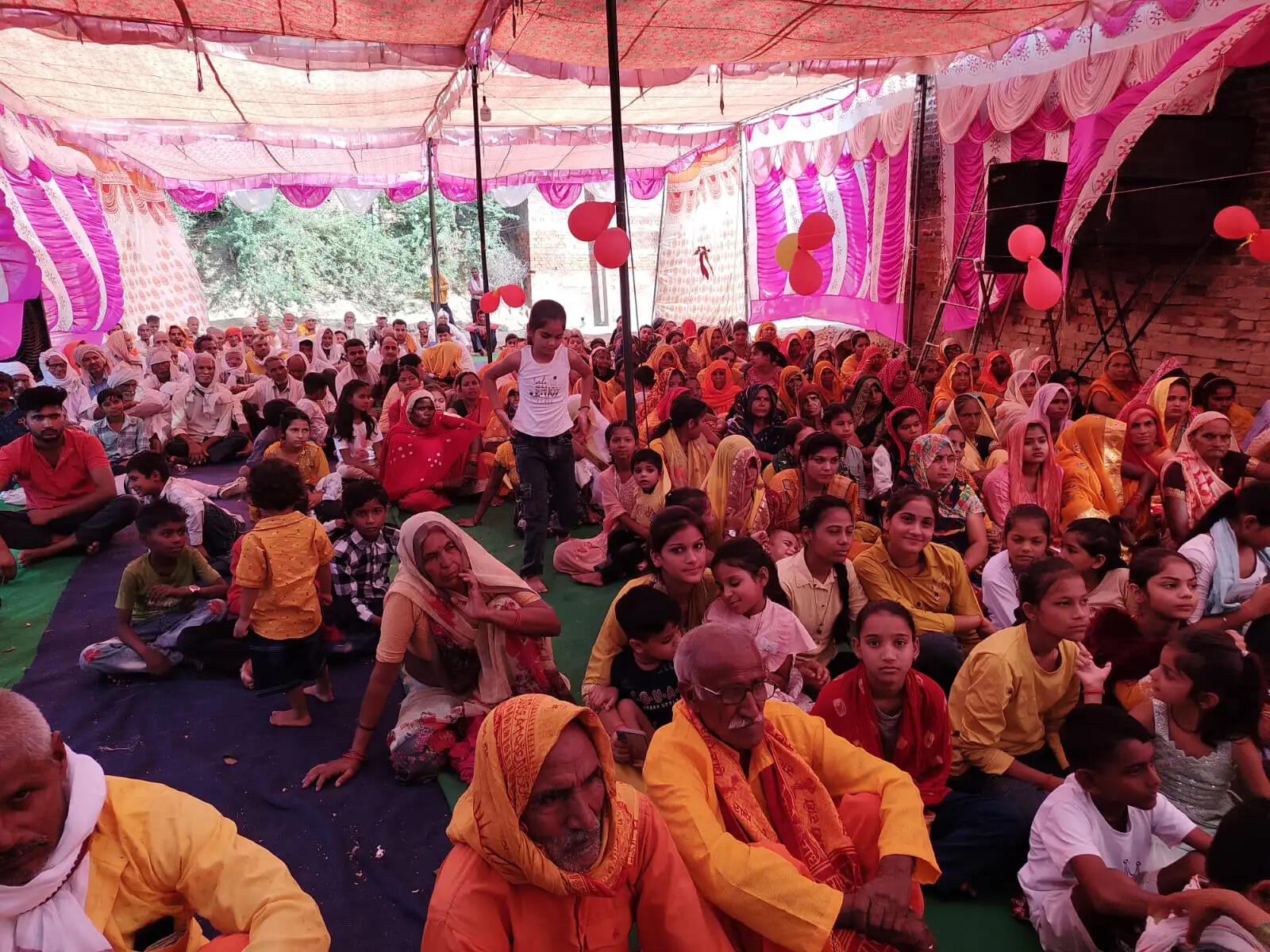 श्रीमद्भागवत कथा में कृषण की बाल लीलाओं को सुनकर भाव विभोर हुए भक्त