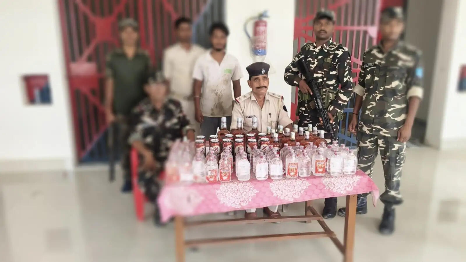 विदेशी शराब के साथ तस्कर गिरफ्तार