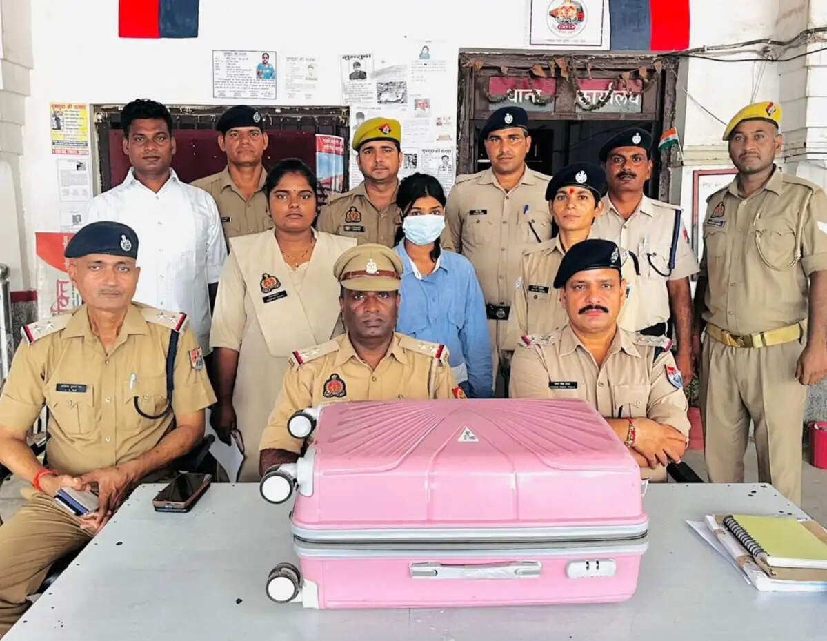 जम्मूतवी एक्सप्रेस में ट्रॉली बैग लेकर घूम रही महिला गिरफ्तार, 11.530 किलो गांजा बरामद