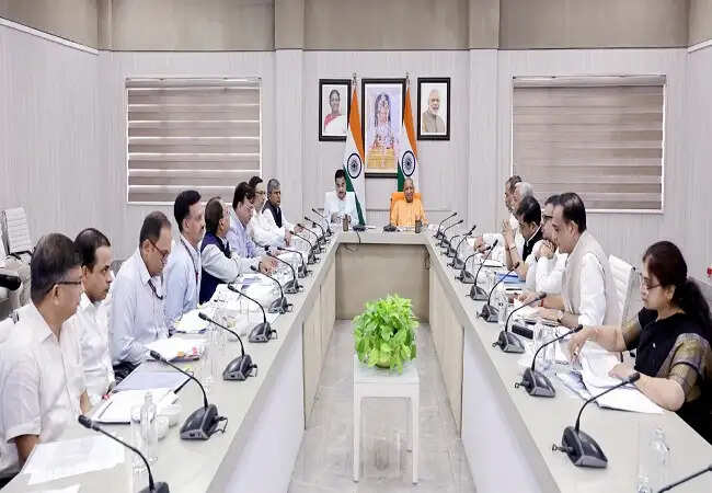 मुख्यमंत्री योगी और नितिन गडकरी ने की यूपी की सड़क परियोजनाओं की समीक्षा की