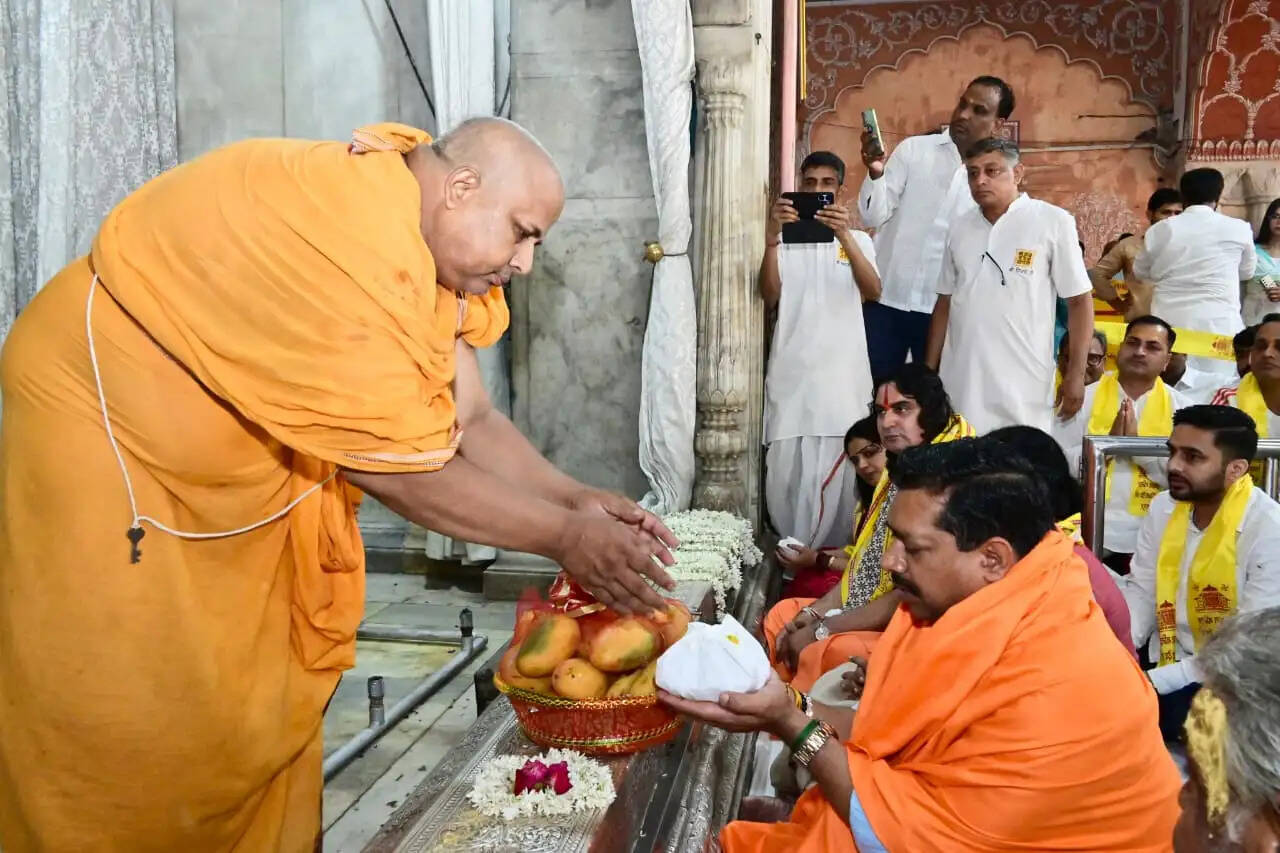 भाजपा नेताओं ने की विशेष पूजा-अर्चना