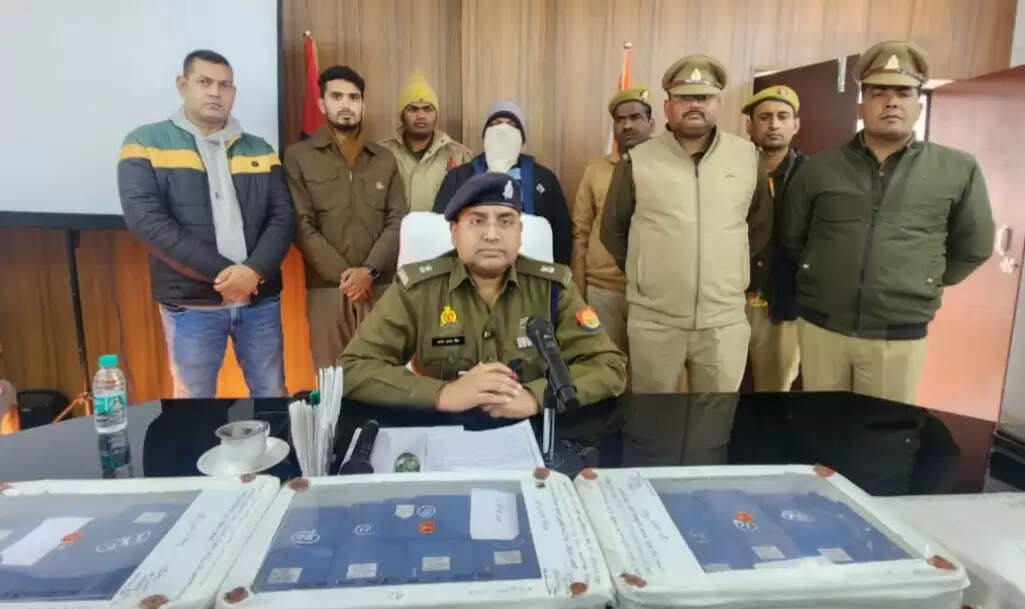 सरकारी गाेदाम से चाेरी हुए 131 स्मार्टफाेन सहित कथित पत्रकार गिरफ्तार