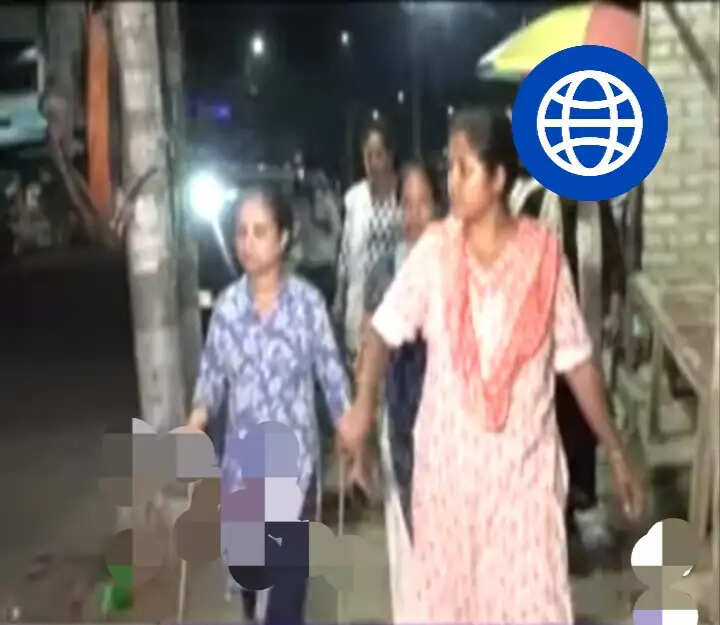 गुवाहाटी में महिलाओं ने देर रात लाठी लेकर चलाया अभियान