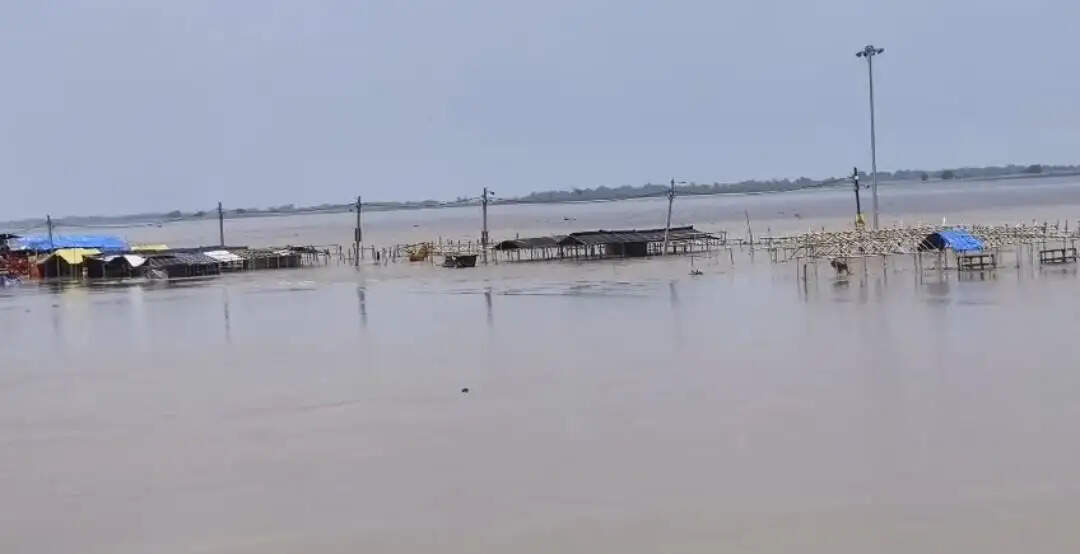 खतरे के निशान के ऊपर बह रही गंगा, फिर भी नहीं थमा कांवरियों का सैलाब