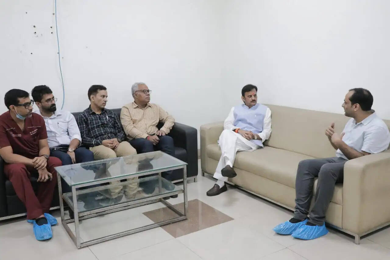 रीवाः उपमुख्यमंत्री शुक्ल ने सुपर स्पेशिलिटी हॉस्पिटल का किया निरीक्षण, मरीजों का जाना हाल