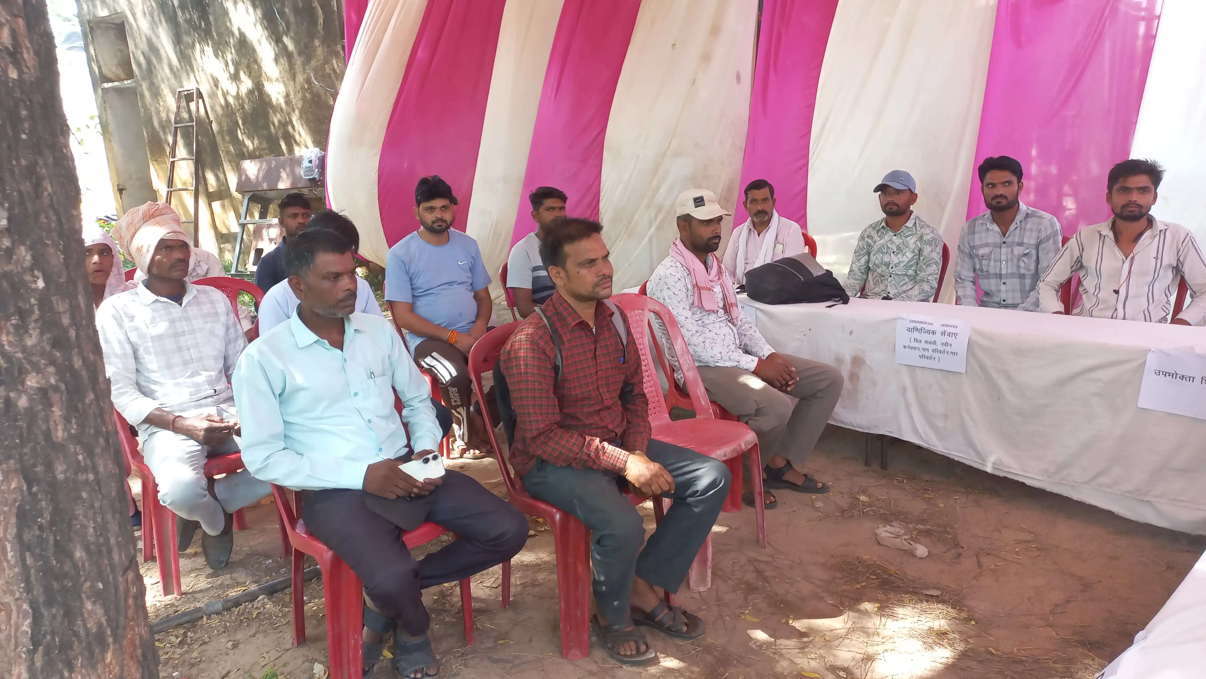 शिवपुरीः करैरा में विद्युत संपर्क अभियान में पुराने और स्मार्ट मीटर के अंतर से उपभोक्ताओं को कराया अवगत