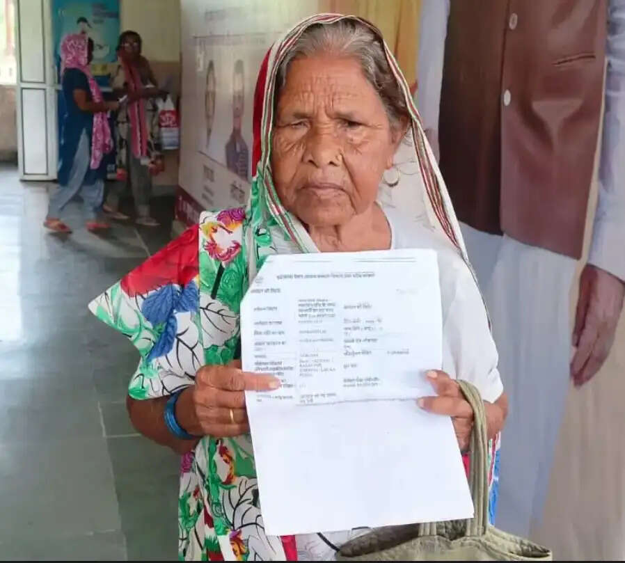 सरकारी रिकॉर्ड में 'मृत' घोषित हुईं सावित्री देवी, तीन साल से पेंशन बंद, खुद को जीवित साबित करने के लिए भटक रहीं