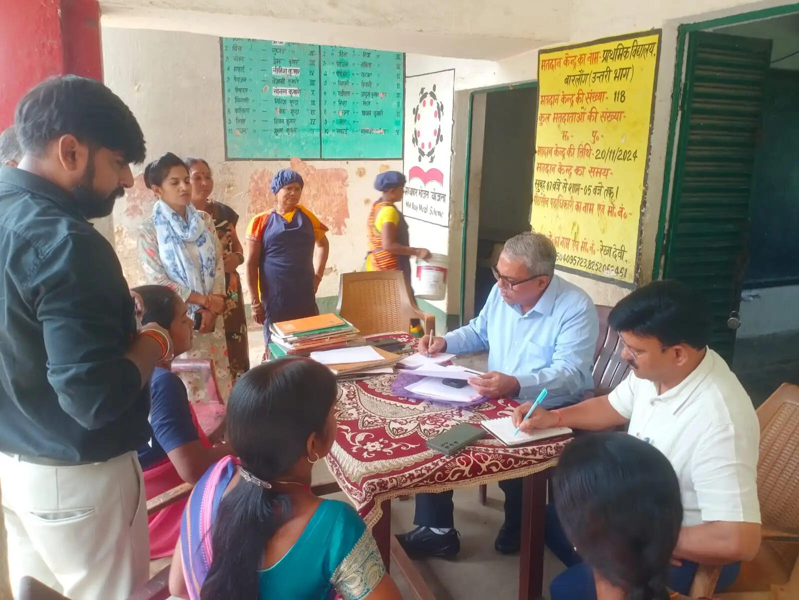 मतदाता सूची पुनरीक्षण में तेजी लाने के लिए आयुक्त ने मतदान केंद्रों का किया निरीक्षण