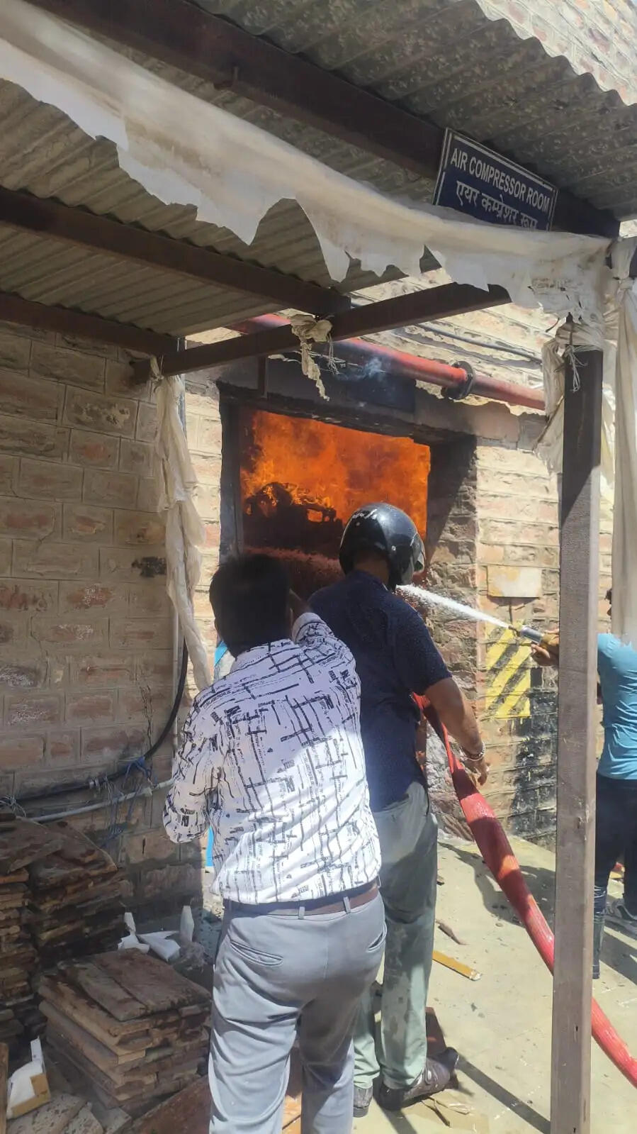 हैंडीक्राफ्ट फैक्ट्री में लगी भीषण आग