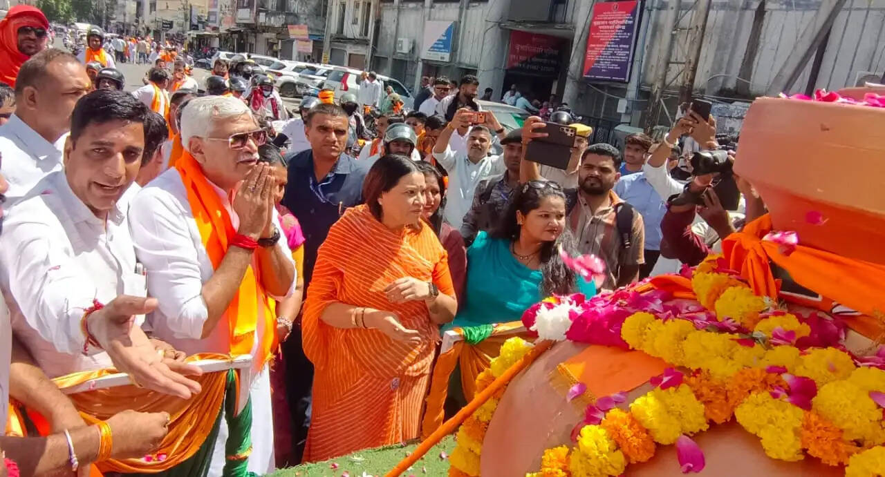 केंद्रीय मंत्री गजेंद्र सिंह शेखावत ने अंबेडकर सर्किल पर किया अभिनंदन, बोले- युवाओं की ऊर्जा से बनेगा विकसित भारत का संकल्प