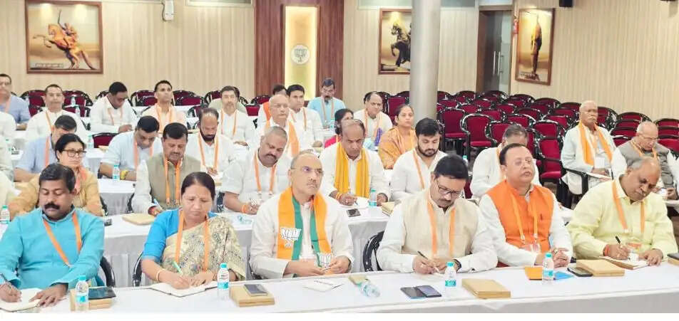 बूथ स्तर के कार्यकर्ताओं से सतत संपर्क में रहें पदाधिकारी : धर्मपाल सिंह