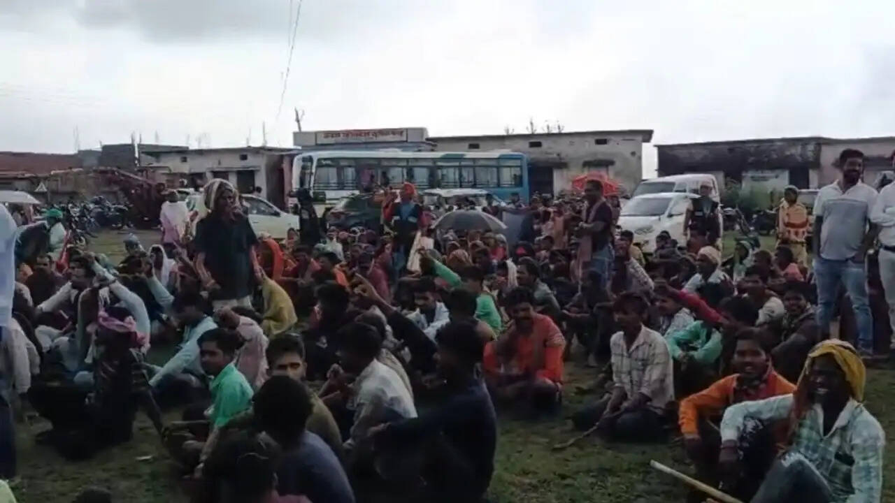 अम्बिकापुर : मैनपाट में चार नई बॉक्साइट खदानों के खिलाफ फूटा ग्रामीणों का गुस्सा, सीएमडीसी के खिलाफ लगे नारे