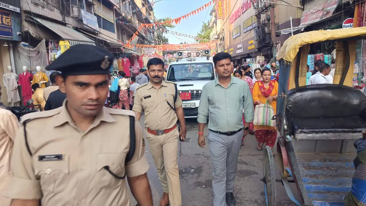भारत नेपाल सीमा जोगबनी में अनुमंडल प्रशासन का फ्लैग मार्च,एसपी ने रावण दहन स्थल का किया निरीक्षण