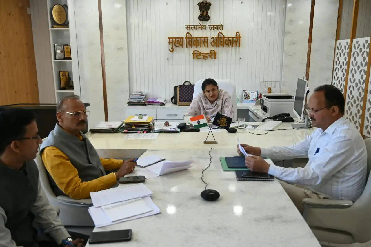 सड़क निर्माण संबंधित विभाग गड्ढ़ा मुक्त सड़कों की सूची उपलब्ध कराएं
