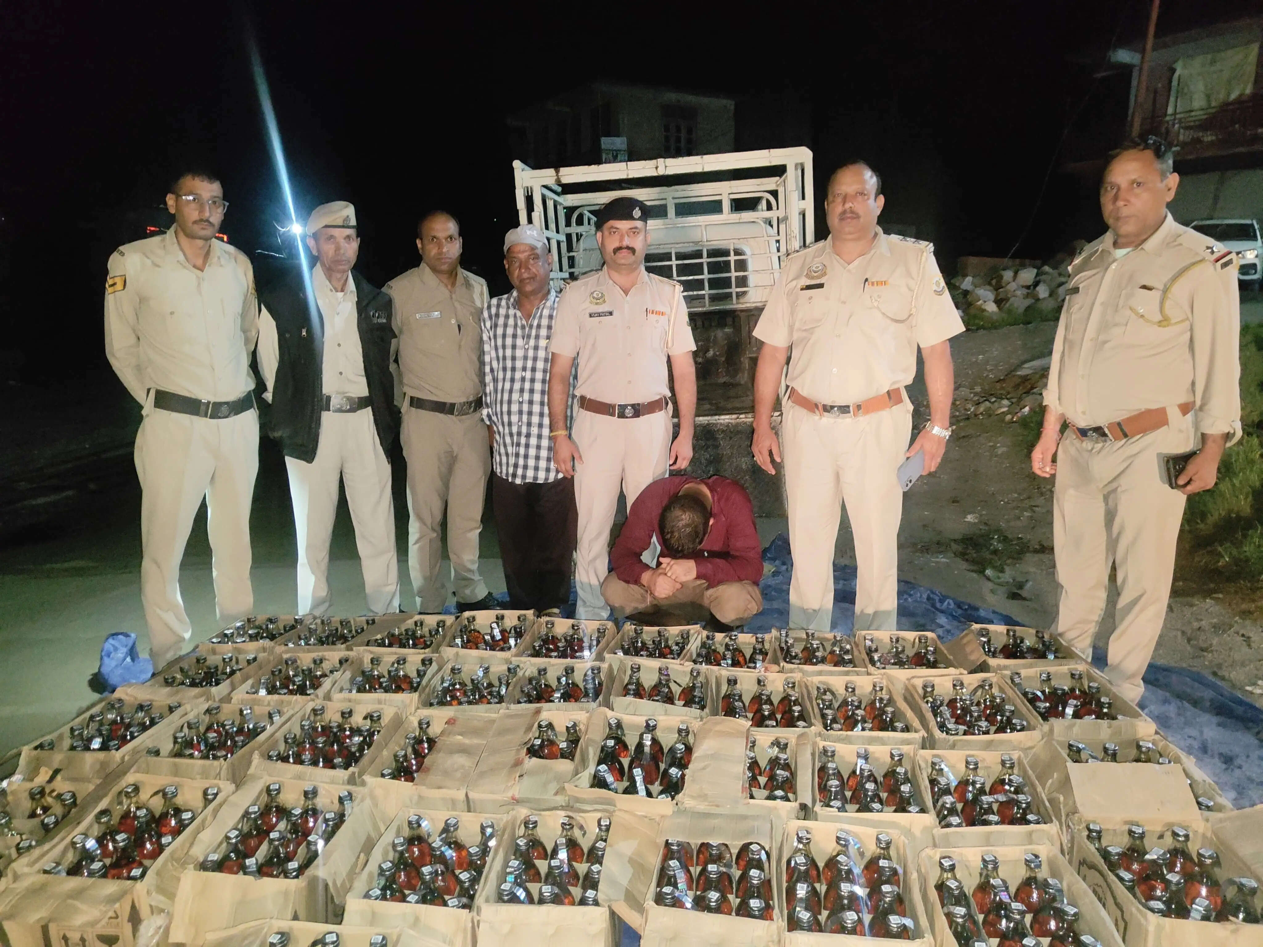 पुलिस ने पकड़ी अवैध तौर पर ले जाई जा रही 480 शराब की बोतलें