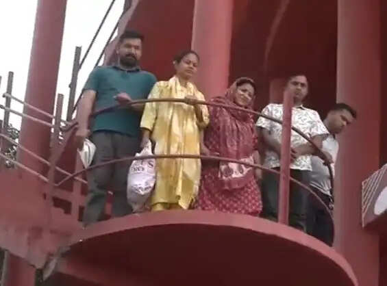 नर्सिंग बेरोजगार 60 घंटे बाद पानी की टंकी से उतरे, प्रशासन ने ली राहत की सांस, भाजपा ने किया स्वागत
