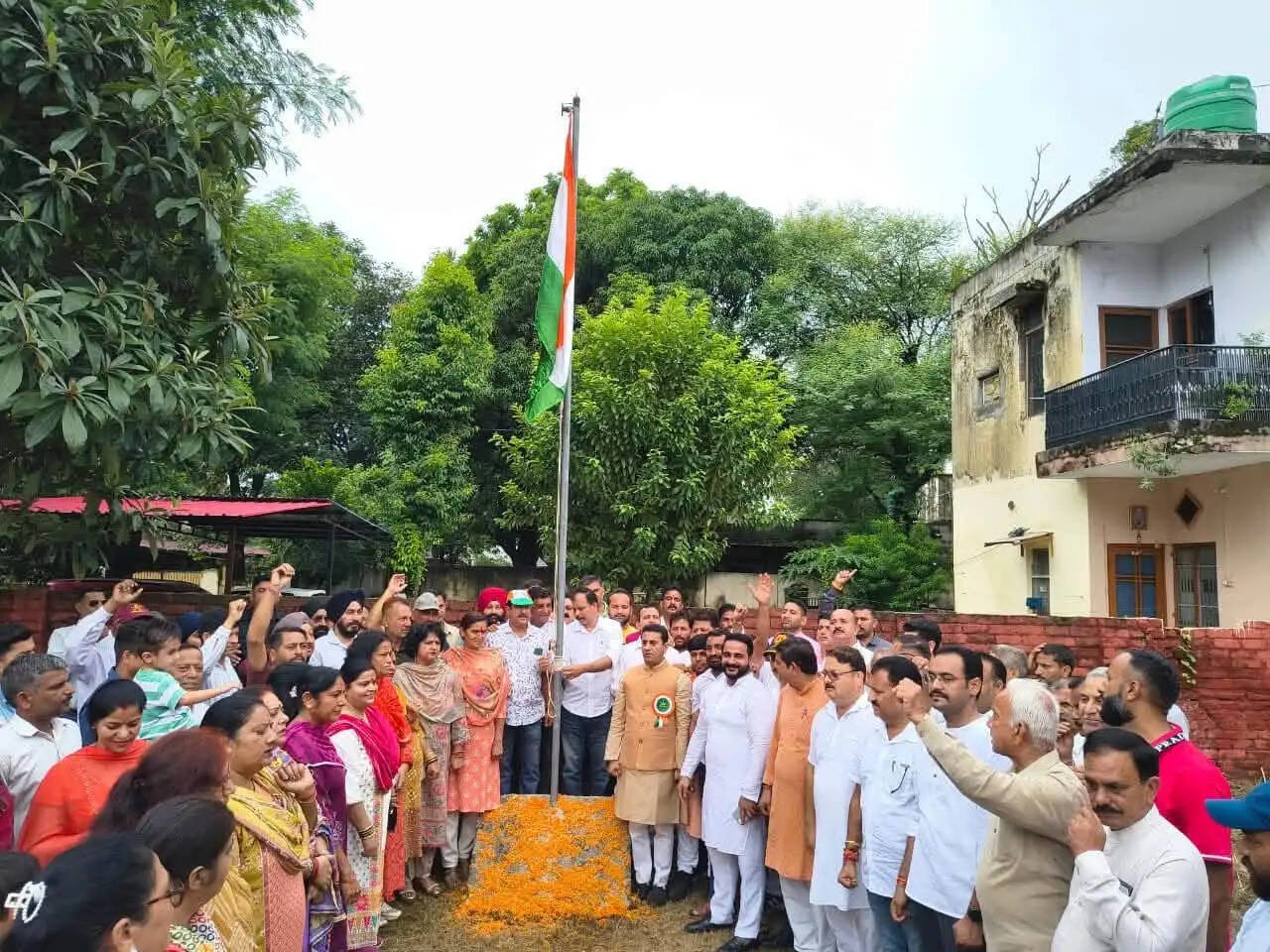 भाजपा कार्यकर्ताओं ने देशभक्ति के साथ मनाया स्वतंत्रता दिवस, विधायक राजीव जसरोटिया ने फहराया तिरंगा