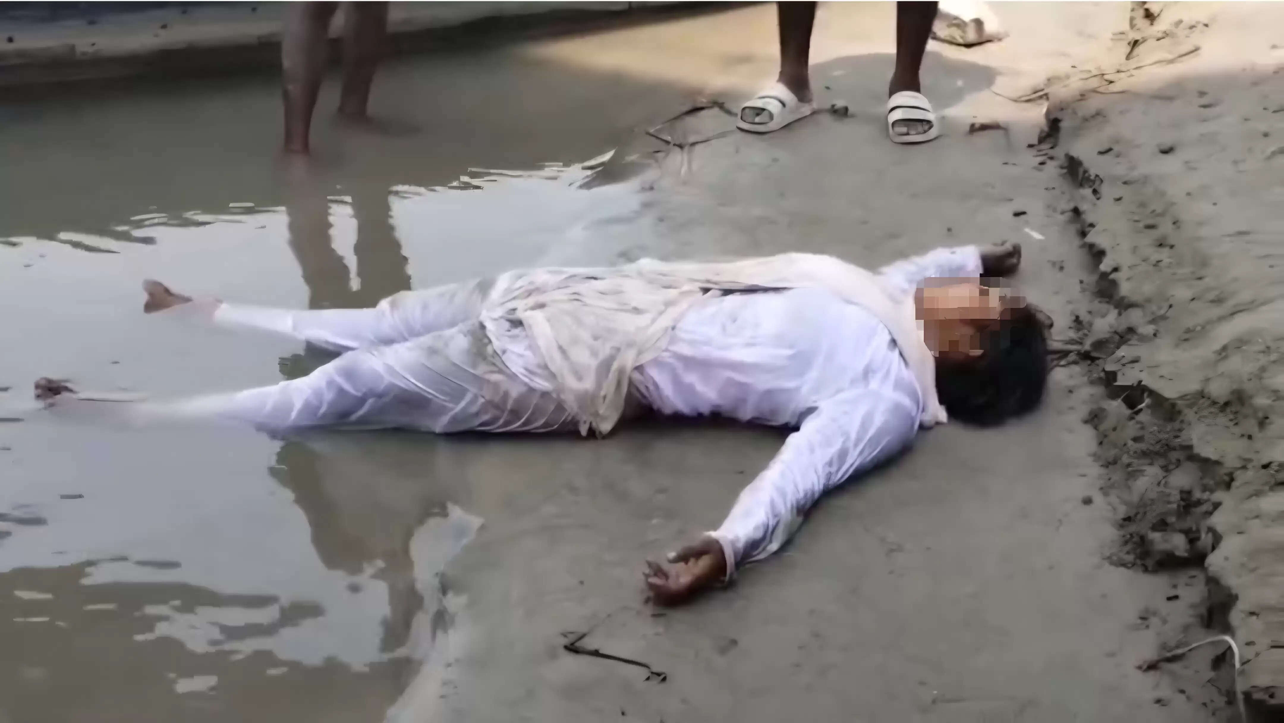 माँझी पुल से सरयू नदी में कूदी युवती को मछुआरों ने बचाया