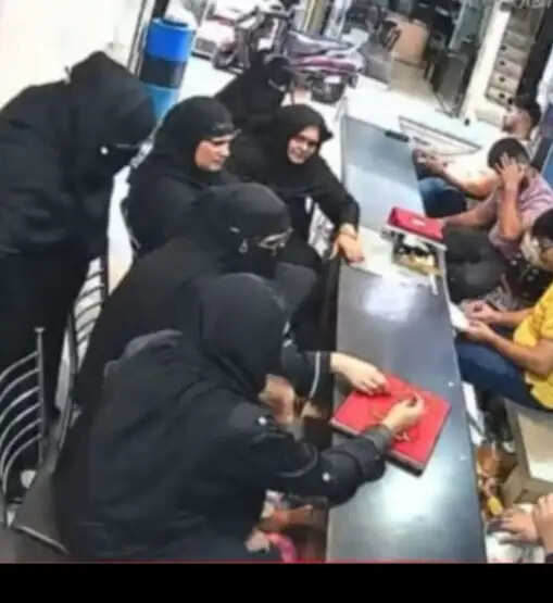 ज्वेलर्स की दुकान पर खरीदारी करने आई महिला का पर्स चोरी, सीसीटीवी कैमरे में हुई कैद