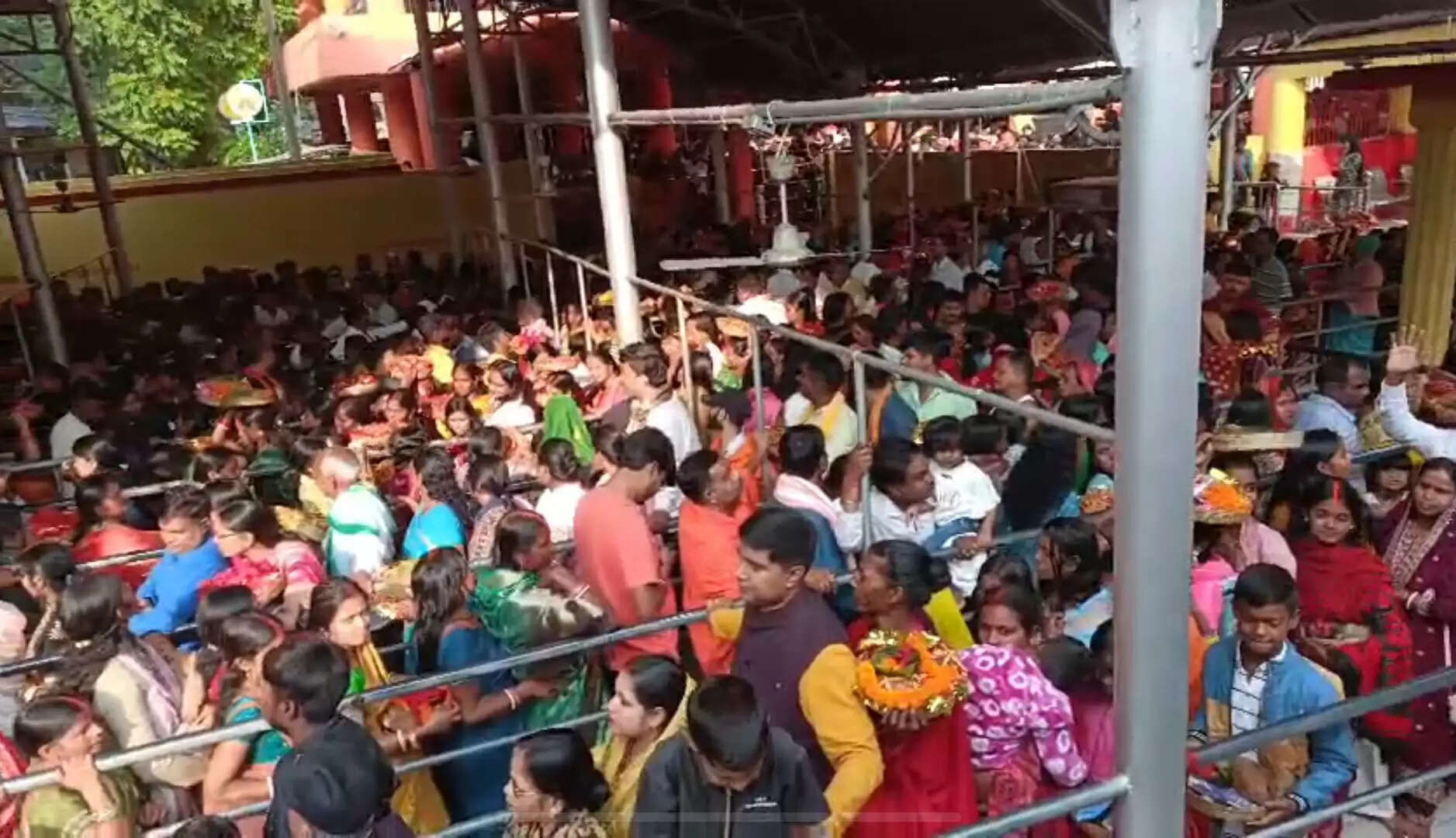 कार्तिक पूर्णिमा के अवसर पर रामगढ़ के रजरप्पा में उमड़ी श्रद्धालुओं की भीड़