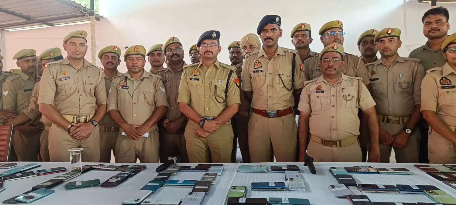 गोरखपुर पुलिस ने खाेज निकाले 1.30 करोड़ के खोए 826 मोबाइल फोन