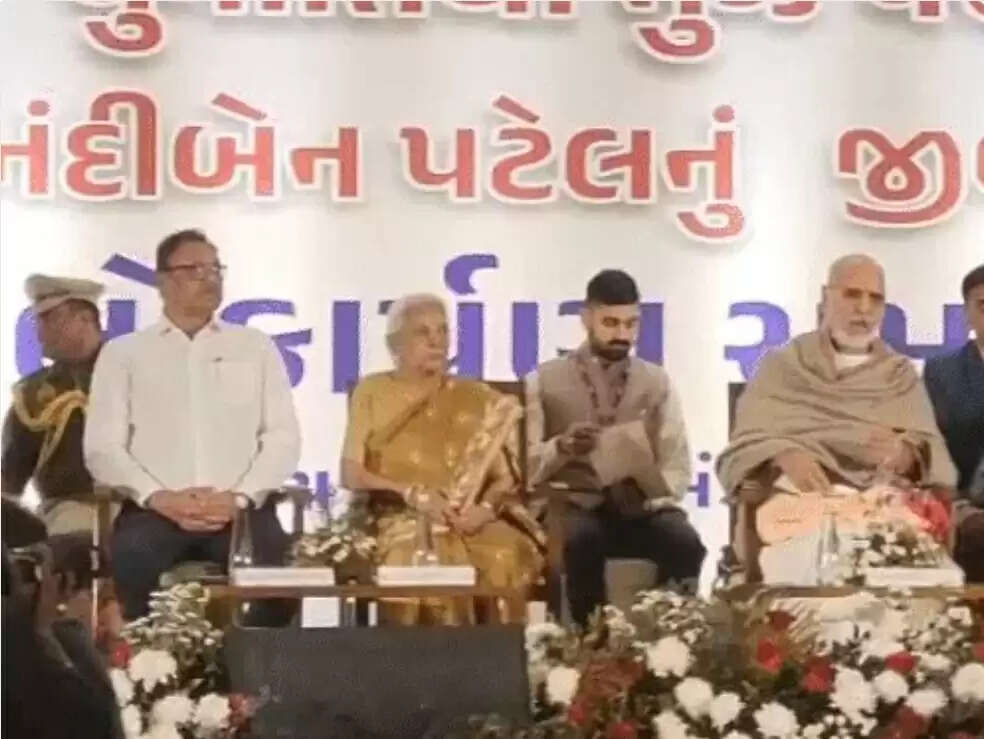 अमित शाह ने आनंदीबेन पटेल की पुस्तक ‘चुनौतियां मुझे पसंद हैं’ के गुजराती संस्करण का विमोचन किया