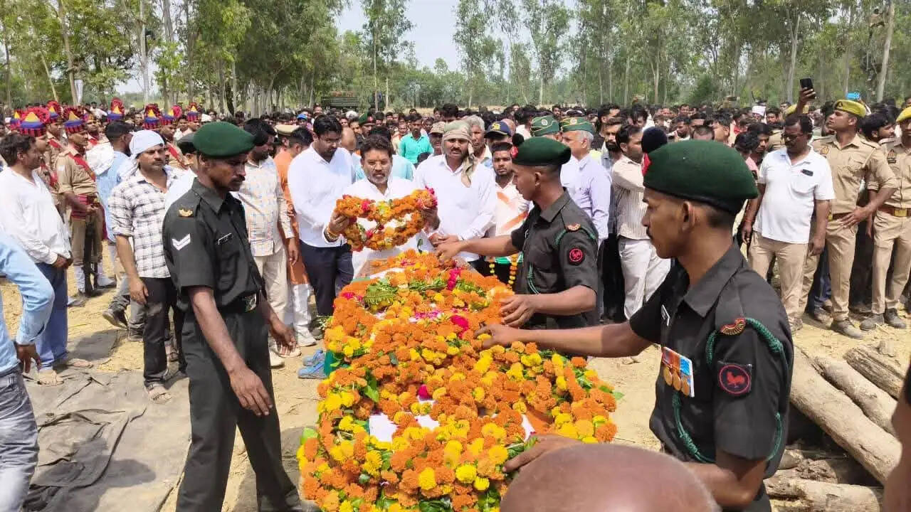 सीतापुर में राजकीय सम्मान के साथ 'अग्निवीर' इंद्रजीत को दी गई विदाई