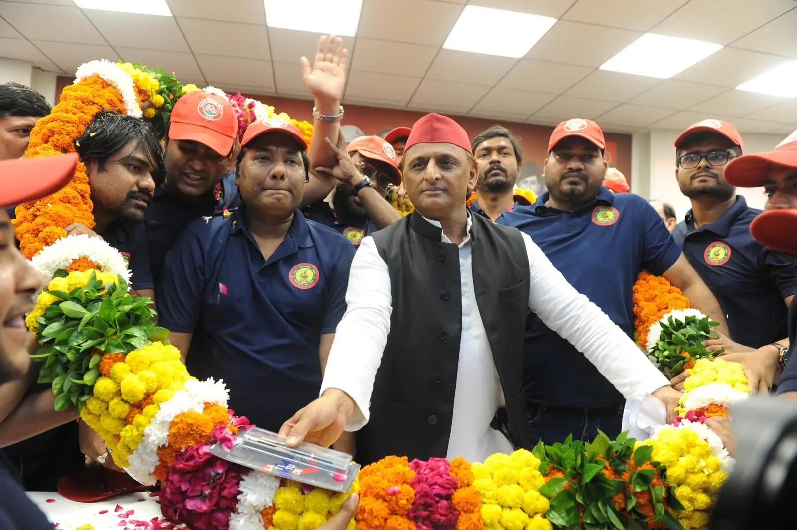 अखिलेश यादव ने सपा छात्र सभा की नई यूनिफॉर्म लॉन्च की, कॉलेज और विश्वविद्यालयों में अभियान चलाकर सदस्य बनाने पर दिया जोर