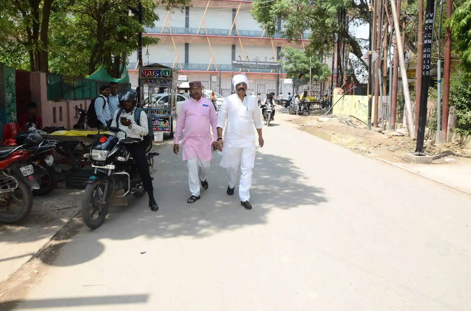 वाराणसी: 'नो फ्यूल डे': घर से पैदल ही नगर निगम पहुंचे महापौर अशोक तिवारी