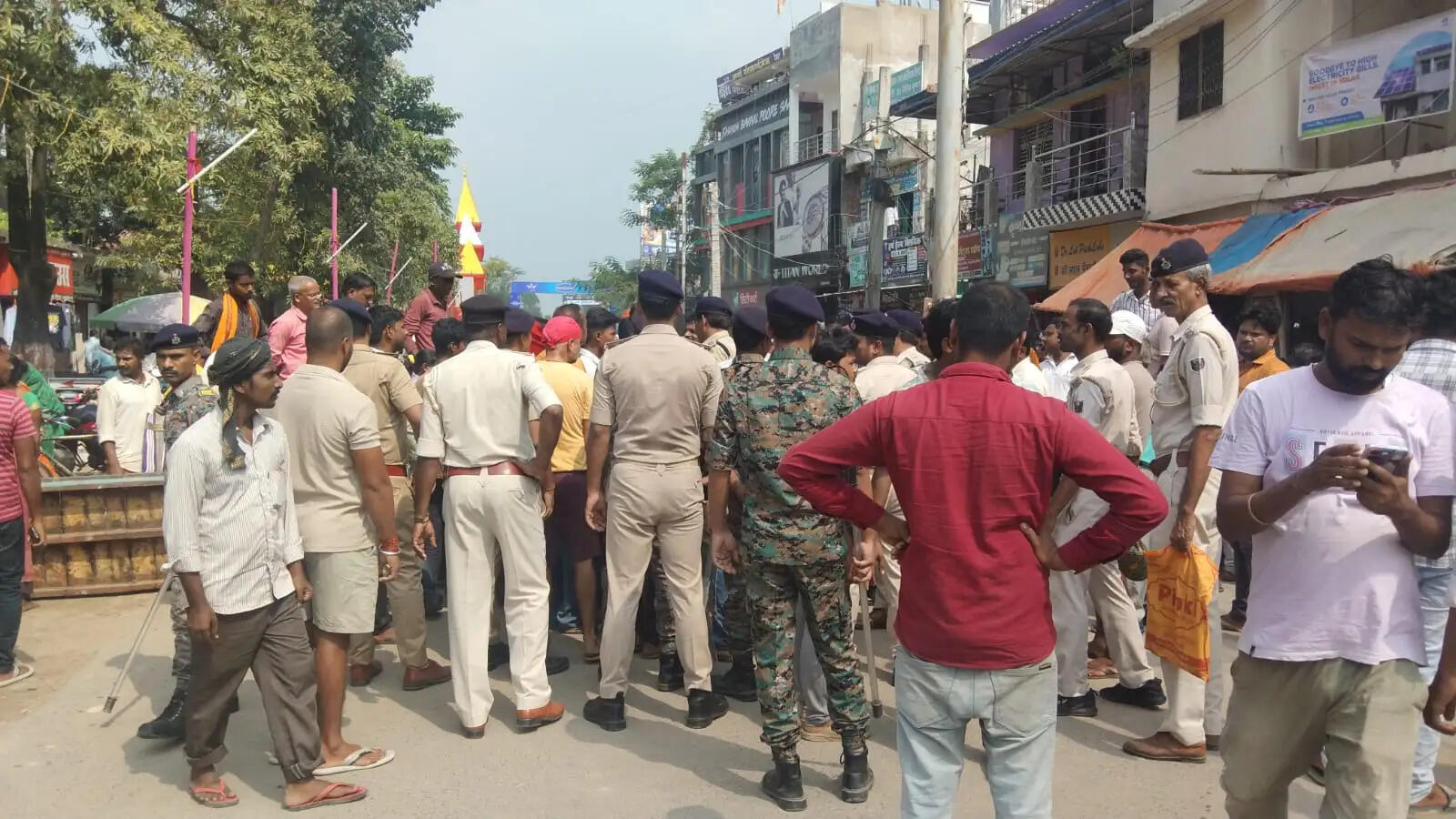 मरीज की मौत के बाद शिव हॉस्पिटल में हंगामा, परिजनों ने सड़क जाम कर जताया आक्रोश