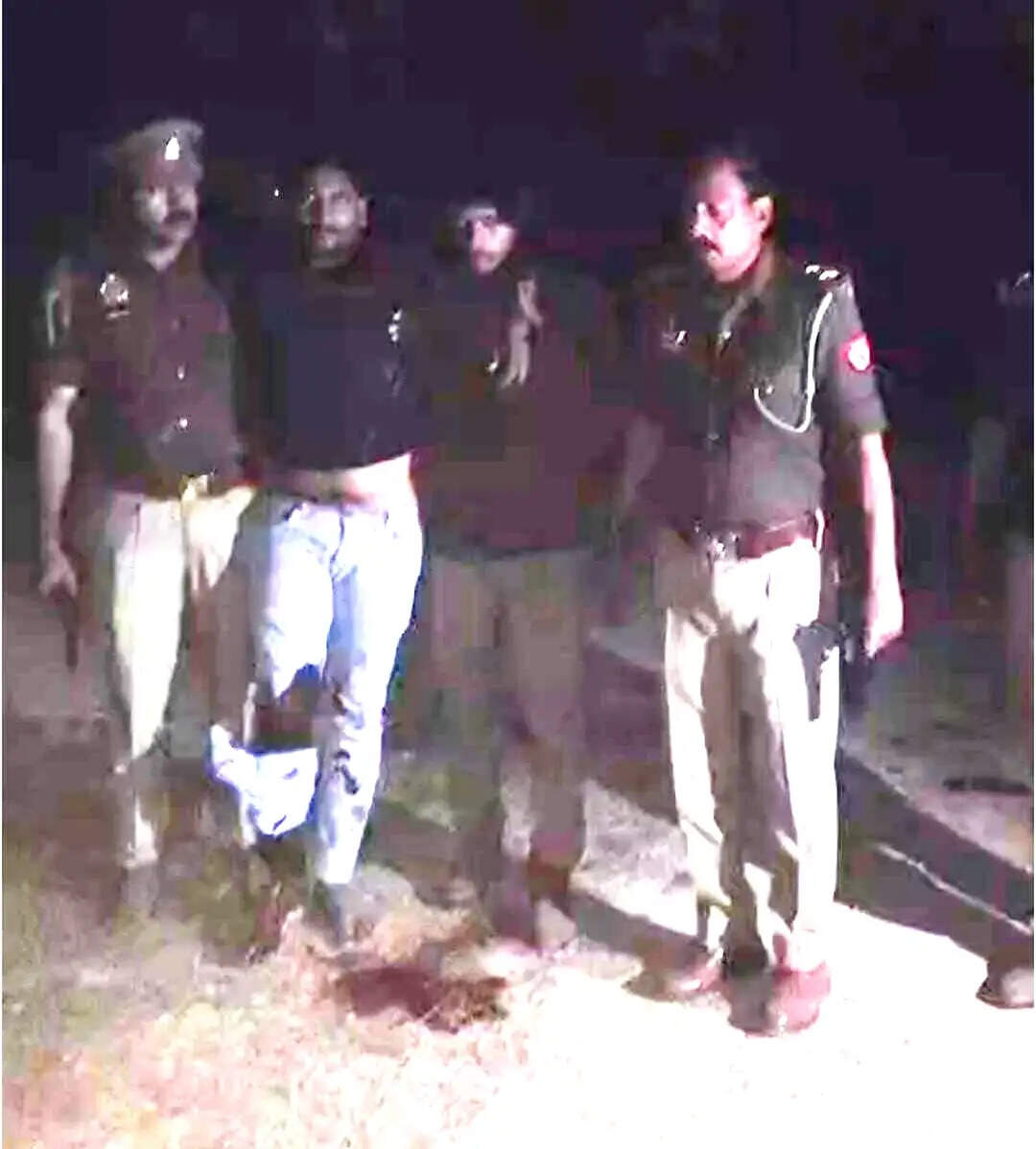 आज़मगढ़ में दो मुठभेड़ में 2 घायल गोतस्कर समेत चार गिरफ्तार